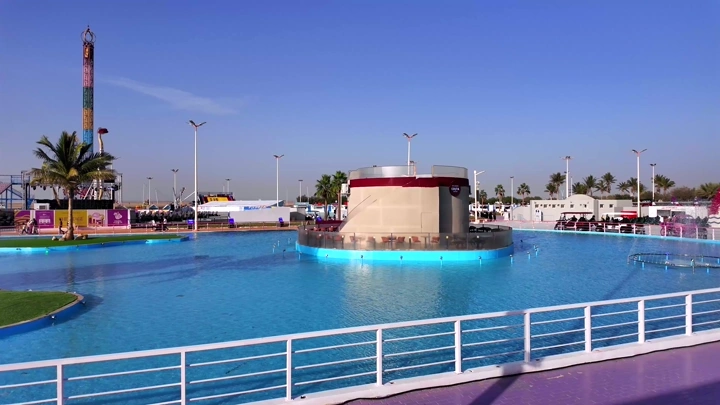 بحيرة المياه في مهرجان الورد بينبع الصناعية خلال النهار، لقطة واسعة جوية.