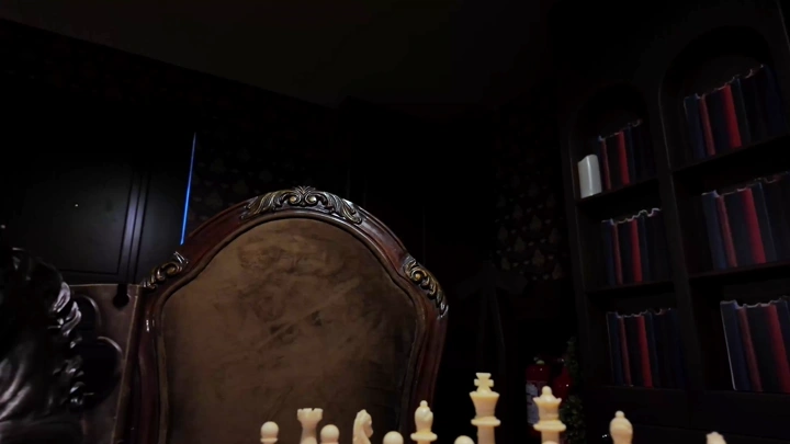 كرسي خشبي قديم في غرفة مظلمة مع قطع شطرنج، لقطة داخلية.