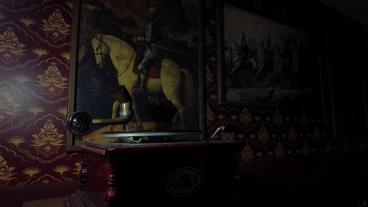 غرفة قديمة مع لوحة وفونوغراف، إضاءة خافتة.