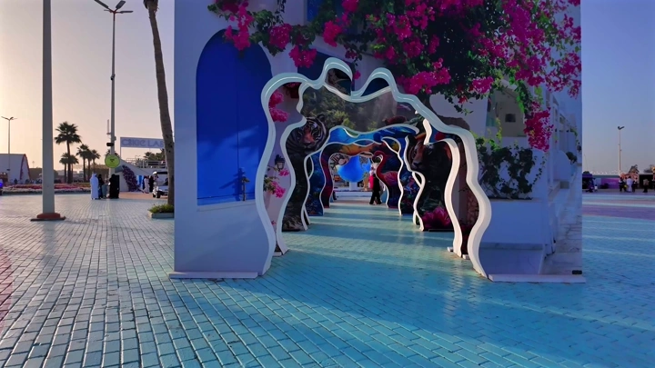 مدخل مزين بالزهور في مهرجان الزهور والحدائق بينبع الصناعية، لقطة نهارية.