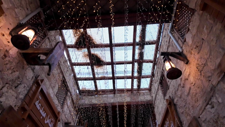 مباني تراثية وممر محلات قديمة في ينبع، لقطة واسعة.