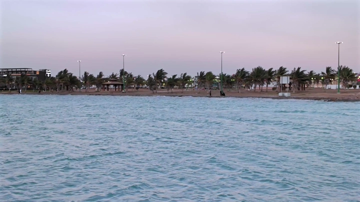 شاطئ ينبع الصناعية عند الغروب، لقطة واسعة.