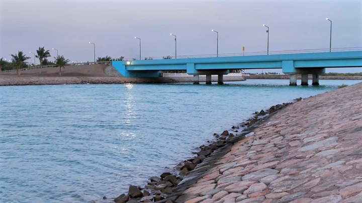 جسر فوق مياه البحر الأحمر في ينبع الصناعية، لقطة نهارية.