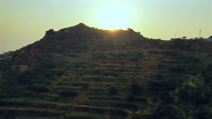 جبال طلان في جازان عند الغروب، لقطة جوية.