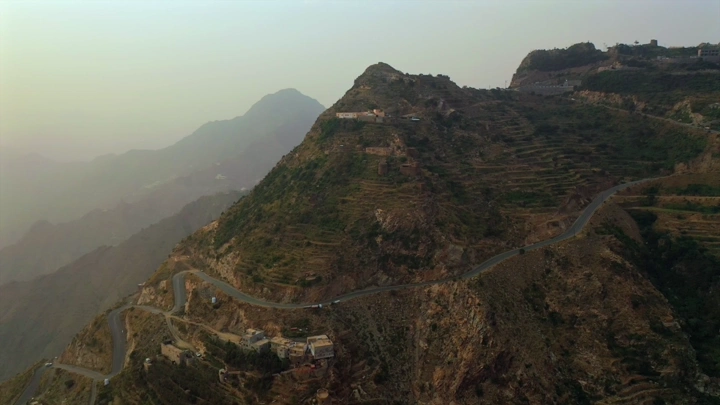 جبال طلان في جازان مع طرق متعرجة، لقطة جوية.