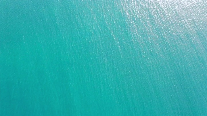 مياه البحر الزرقاء في يوم مشمس، لقطة جوية.