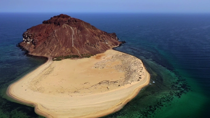 جزيرة جبل كدمبل في جازان محاطة بالبحر، لقطة جوية.