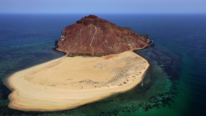 جزيرة جبل كدمبل في جازان محاطة بالبحر، لقطة جوية.