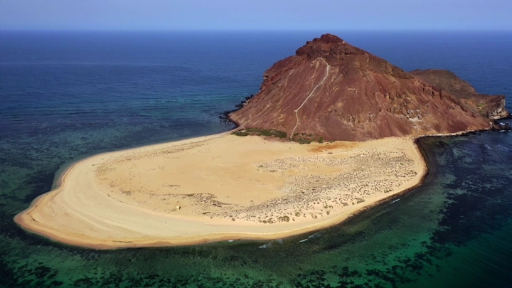 جزيرة جبل كدمبل في جازان محاطة بالبحر، لقطة جوية.