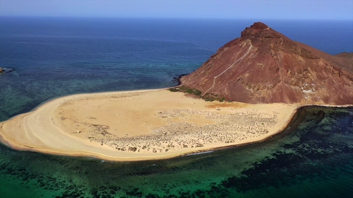 جزيرة كدمبل في البحر الأحمر بجازان، لقطة جوية.