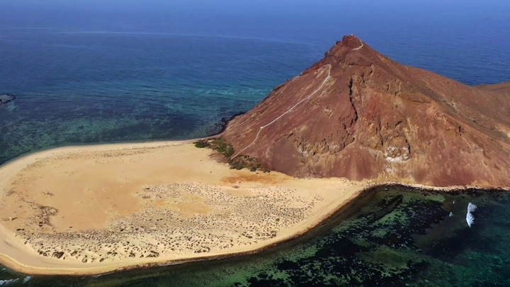 جزيرة جبل كدمبل في جازان محاطة بالبحر، لقطة جوية.