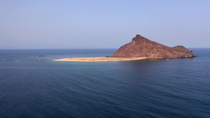 جزيرة جبل كدمبل في جازان محاطة بالبحر، لقطة جوية.