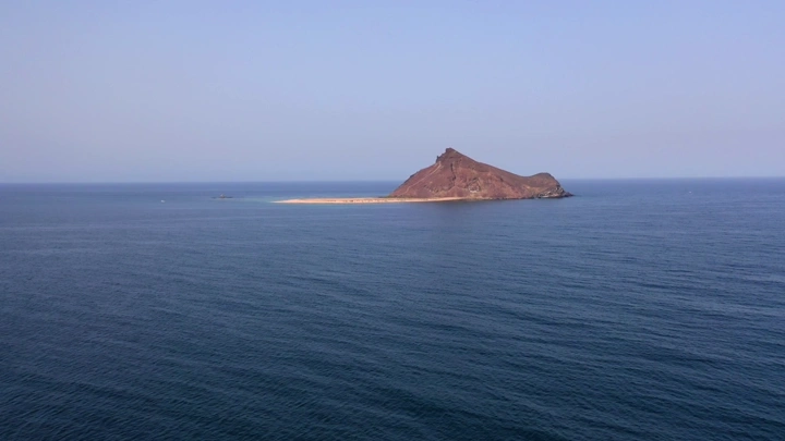 جزيرة جبل كدمبل في البحر الأزرق في جازان، لقطة جوية.