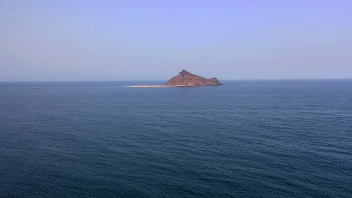 جزيرة كدمبل في البحر الهادئ في جازان، صورة جوية.