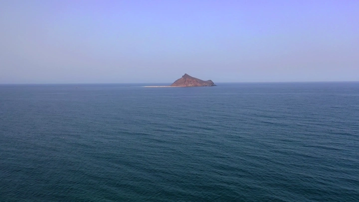 جزيرة جبل كدمبل في جازان عند الغروب، لقطة جوية.