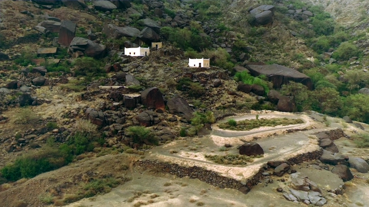 منازل فوق الجبال في قرية غيه بتهامة، لقطة جوية.
