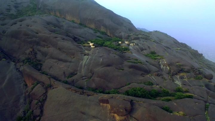 قرية غيه على جبل صخري في عسير، لقطة جوية.