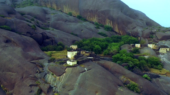 قرية غيه في منطقة عسير، تصوير جوي يظهر المنازل بين الصخور.