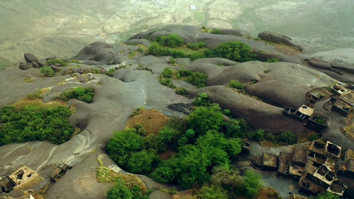 قرية غيه في منطقة عسير، لقطة جوية يظهر البيوت والطبيعة المحيطة.