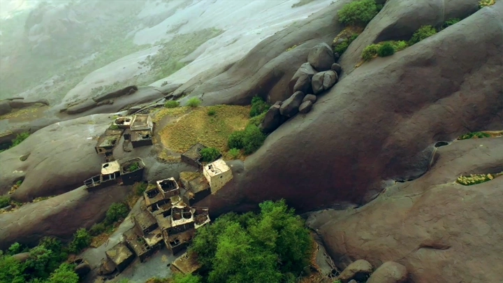 قرية غيه في منطقة عسير، لقطة جوية تظهر البيوت بين الصخور.