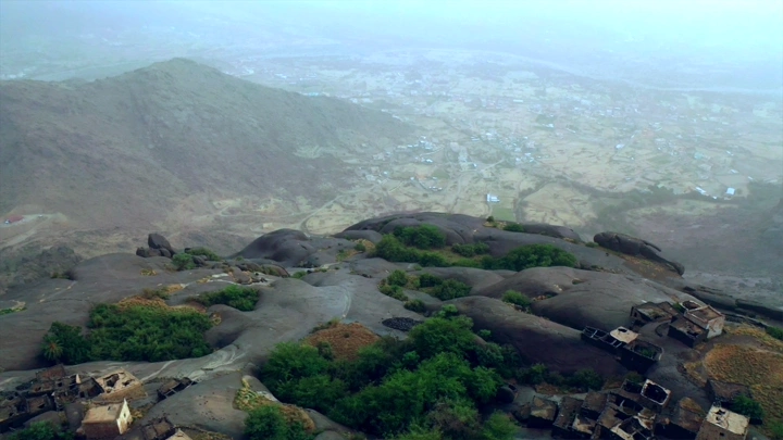 قرية غيه في منطقة عسير، لقطة جوية تظهر التضاريس الجبلية والمنازل.