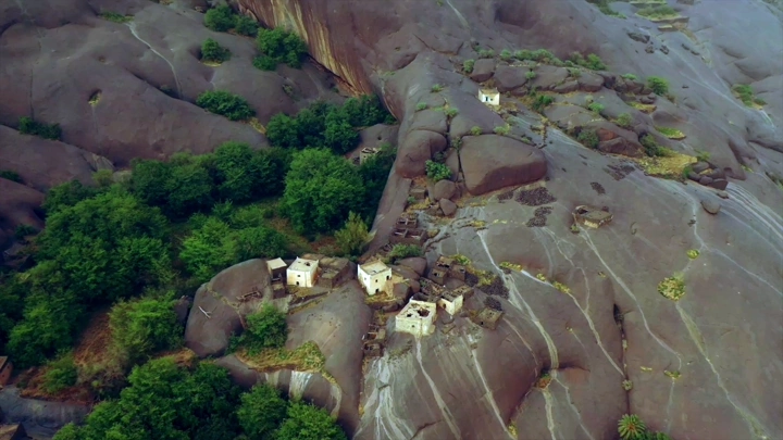قرية جبلية في غيه بمنطقة عسير، لقطة جوية.