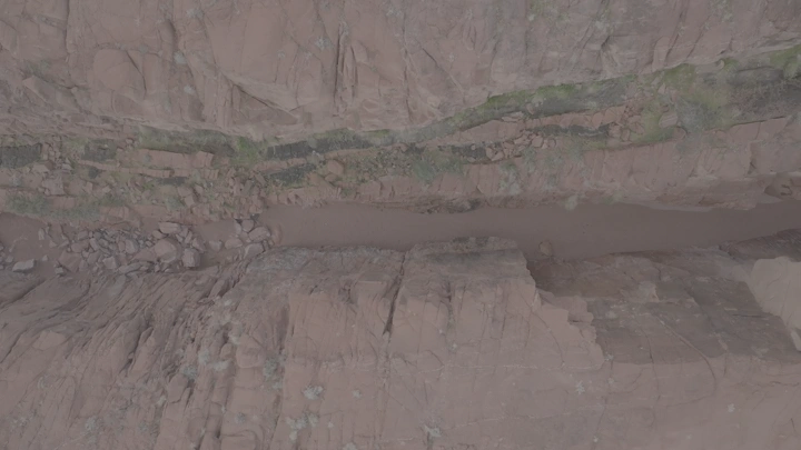 صورة جوية لتضاريس جبال أجا في حائل، تظهر الصخور والتشققات، درون.