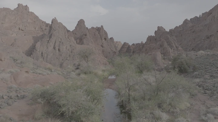 جبال أجا في حائل تحت السماء الغائمة، درون.