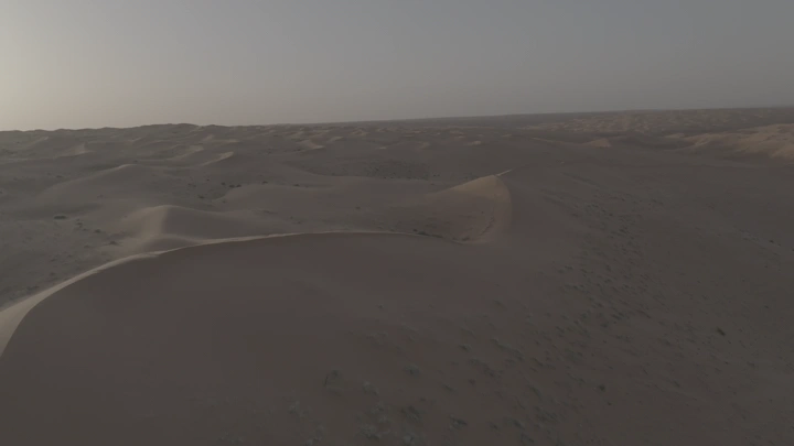 كثبان رملية في النفود الكبير عند الغروب، لقطة جوية.