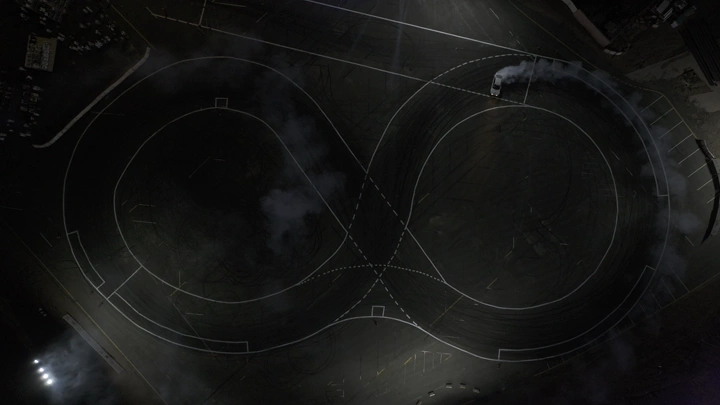 مسار درفت ليلي بشكل رقم 8، لقطة جوية.