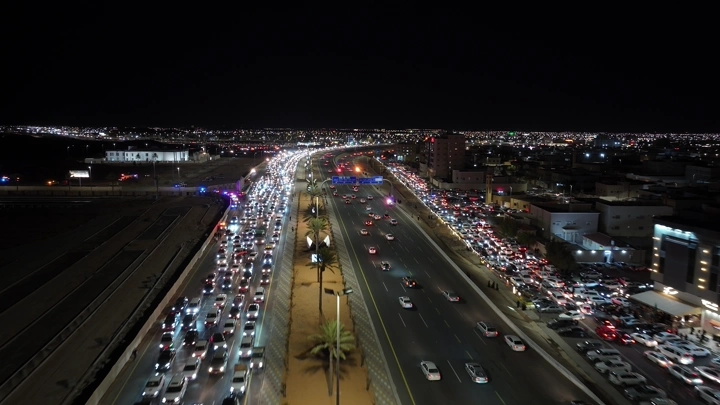 ازدحام مروري في الليل بمناسبة اليوم الوطني، لقطة جوية.