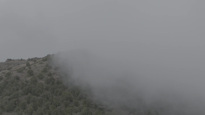 ضباب كثيف يغطي جبال عسير، لقطة جوية.