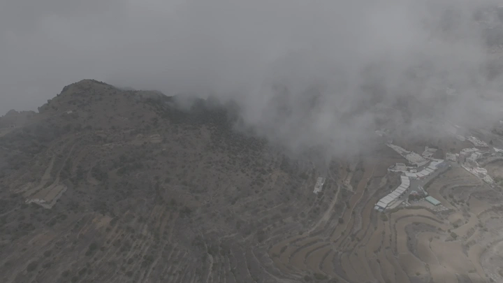 منظر جوي للضباب فوق جبال عسير، تصوير درون.