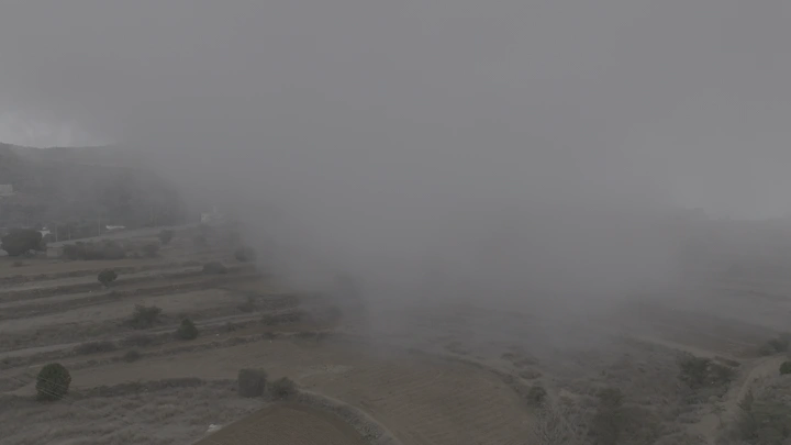 ضباب كثيف يغطي منطقة زراعية في عسير، لقطة جوية.