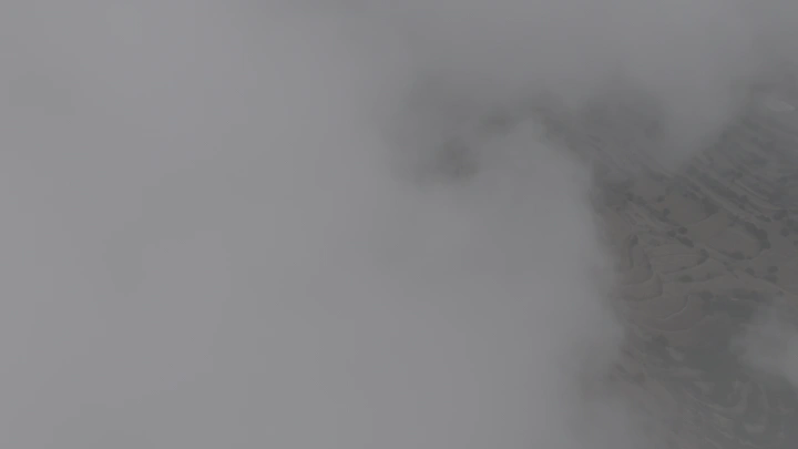 منظر جوي للضباب في منطقة عسير، لقطة من طائرة بدون طيار.
