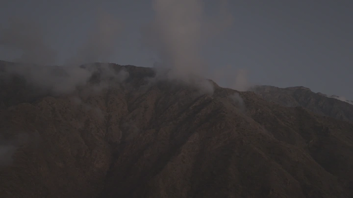 جبال مغطاة بالضباب في منطقة عسير، لقطة من بعيد.