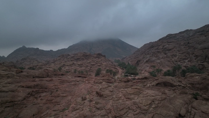 جبال مغطاة بالضباب في حائل، لقطة جوية.