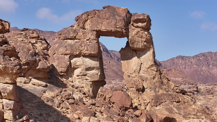 تكوين صخري يشبه الباب في منطقة المسمى بحائل، لقطة نهارية.