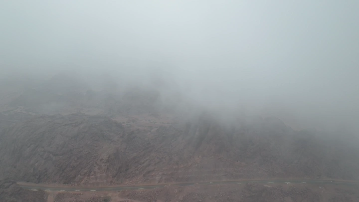منظر جوي للضباب يغطي جبال منطقة حائل، لقطة درون.