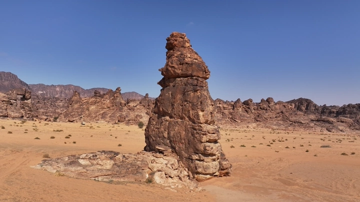 تكوين صخري في جبال الغراميل تحت سماء زرقاء، لقطة نهارية.