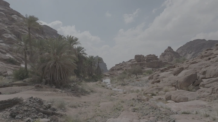 منظر طبيعي جبلي في حائل بعد الأمطار، لقطة نهارية.