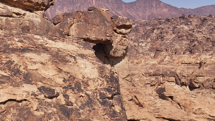 تشكيل صخري يشبه الباب في منطقة المسمى، لقطة نهارية.