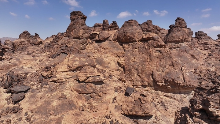 جبال صخرية في منطقة المسمى تحت سماء زرقاء، لقطة جوية.
