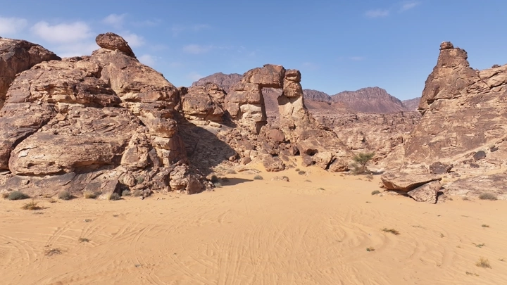 جبل يشبه الباب في منطقة المسمى، لقطة نهارية.