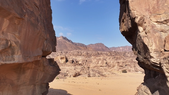 تشكيل صخري يشبه الباب في المسمى بمنطقة حائل، لقطة نهارية.