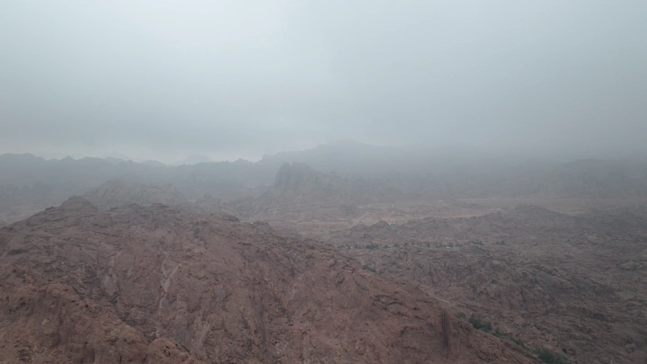 جبال مغطاة بالضباب في حائل، لقطة جوية.