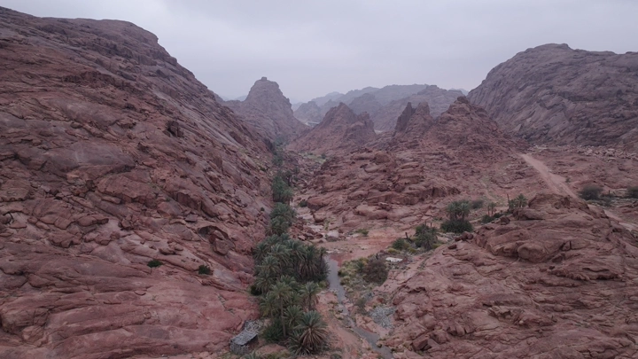 وادي جبلي بعد الأمطار، لقطة جوية.