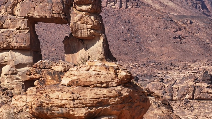 تكوين صخري يشبه الباب في منطقة المسمى، لقطة نهارية.