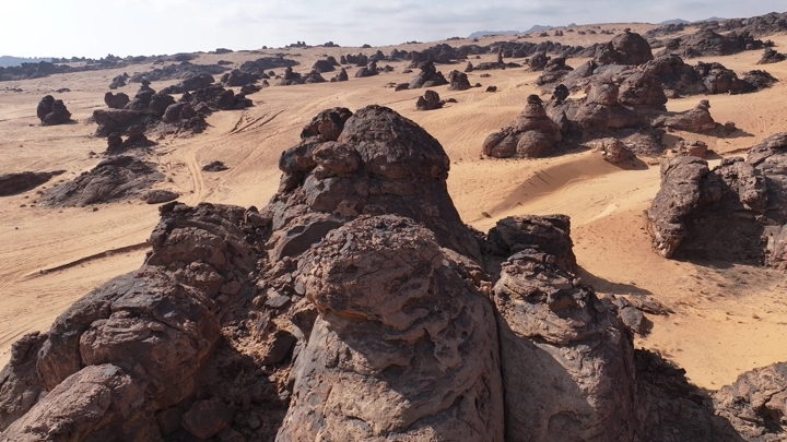 تكوينات صخرية في صحراء المسمى، لقطة جوية.