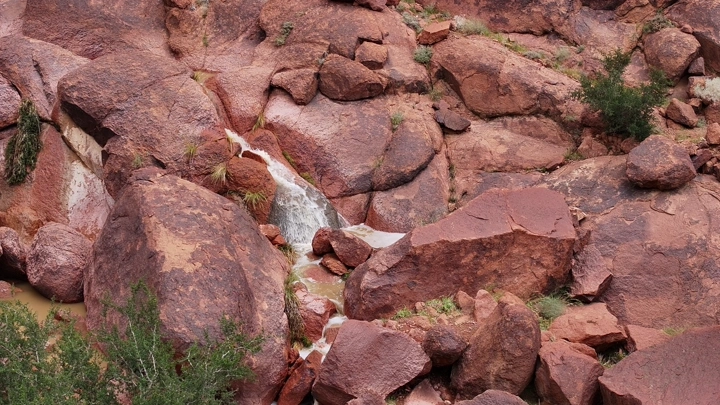 شلال صغير بين الصخور في جبال حائل، لقطة طبيعية.